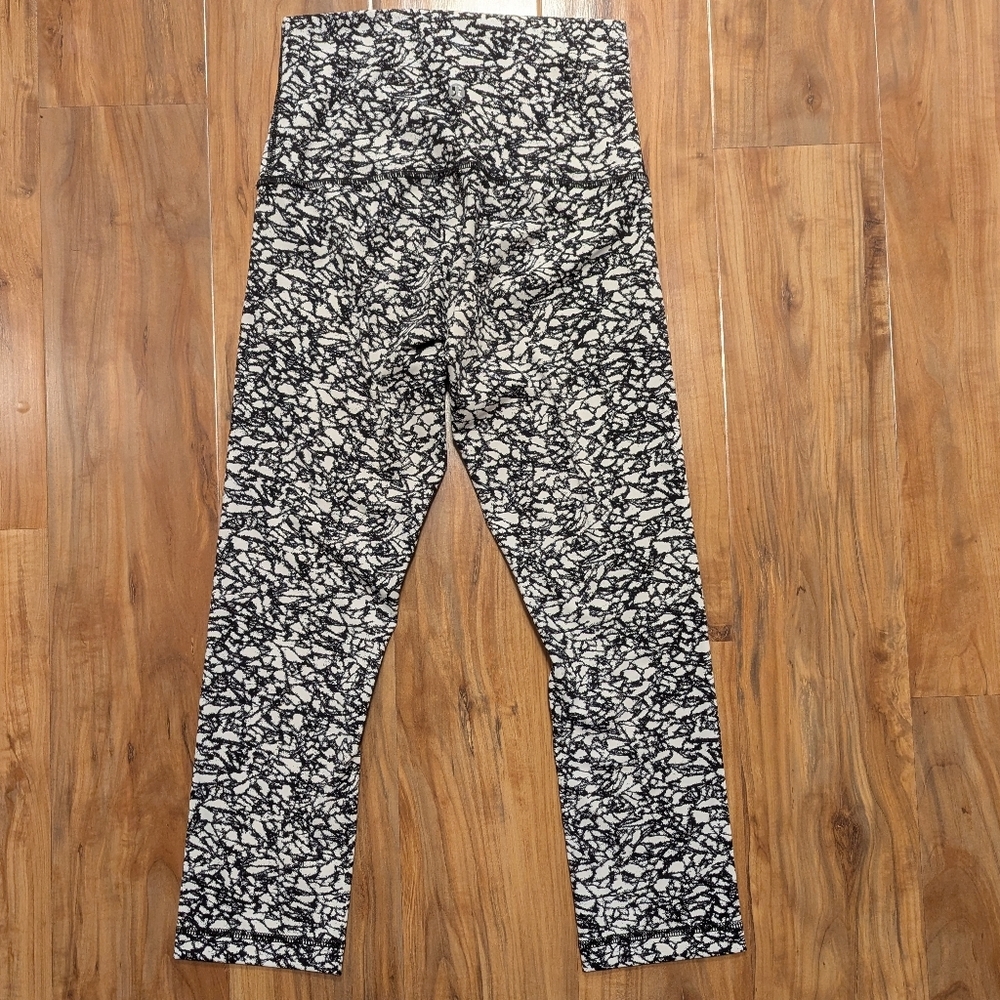 Lululemon Wunder Under High Rise Cropped Legging Womens 4 White Black Marble EUC - Picture 2 of 3